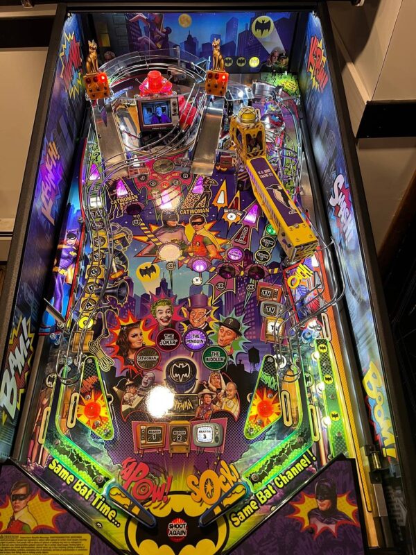 Batman-66-Premium-Pinball-Machine1.jpg